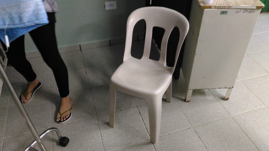 Pais que estão com filhos internados na UPA Pediátrica dormem em cadeiras de plástico