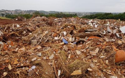 Vereadores denunciam descarte irregular de entulhos em terreno público