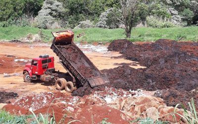 Hallberg e Sampaio denunciam ao GAEMA imóveis do Município que estão tomados por terra contaminada e entulho de todo tipo