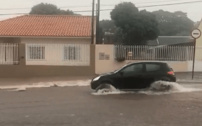 Bueiros não dão conta da chuva no Pq. São Paulo, Hallberg cobra solução para o problema