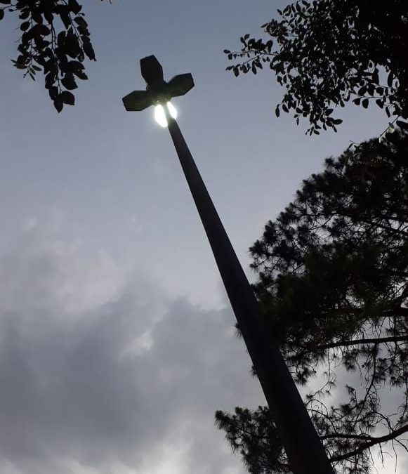 Iluminação pública: super poste da Praça dos Mosaicos está com lâmpadas queimadas há meses