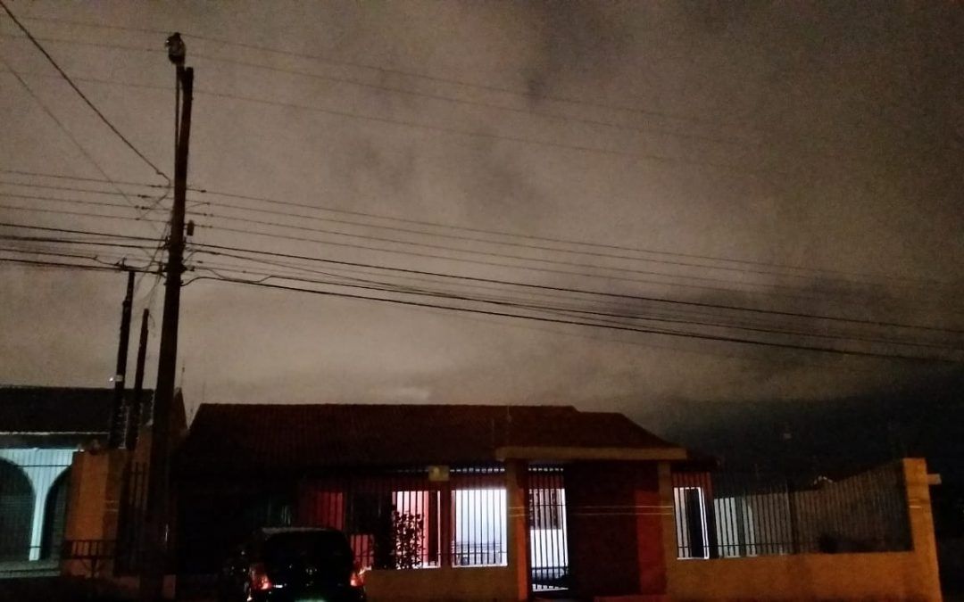Iluminação Pública: problema volta a mesmo poste da Rua Tiradentes, no Country